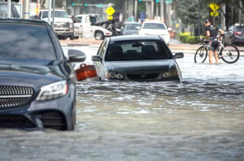 Imágenes de televisión mostraron algún árbol caído, canales desbordados y coches varados en calles inundadas, sobre todo en el distrito financiero de Brickell, en el centro de Miami, y en las ciudades de Fort Lauderdale y Lauderhill.