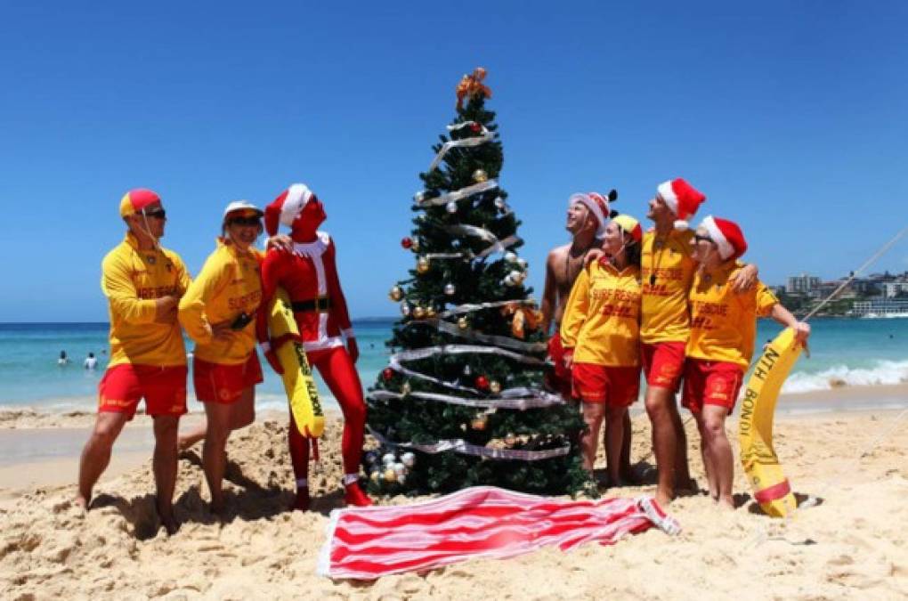 Australia. Coinciden con el comienzo de las vacaciones escolares, las familias australianas suelen celebrar el día de Navidad fuera de casa, comiendo algo fresco en la playa. Las fiestas se celebran en pleno verano.