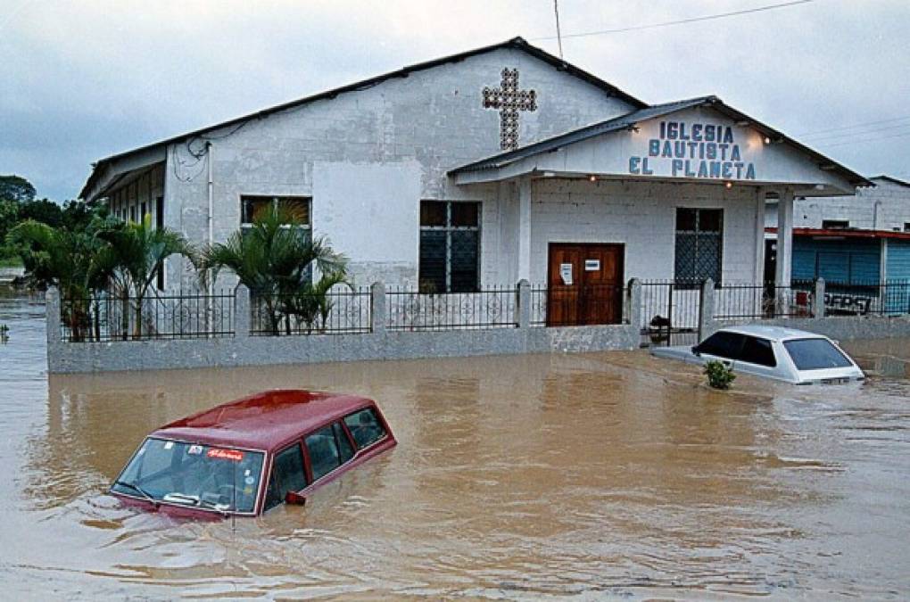 La lluvia acumulada en los ríos causó inundaciones extensivas a lo largo del país.