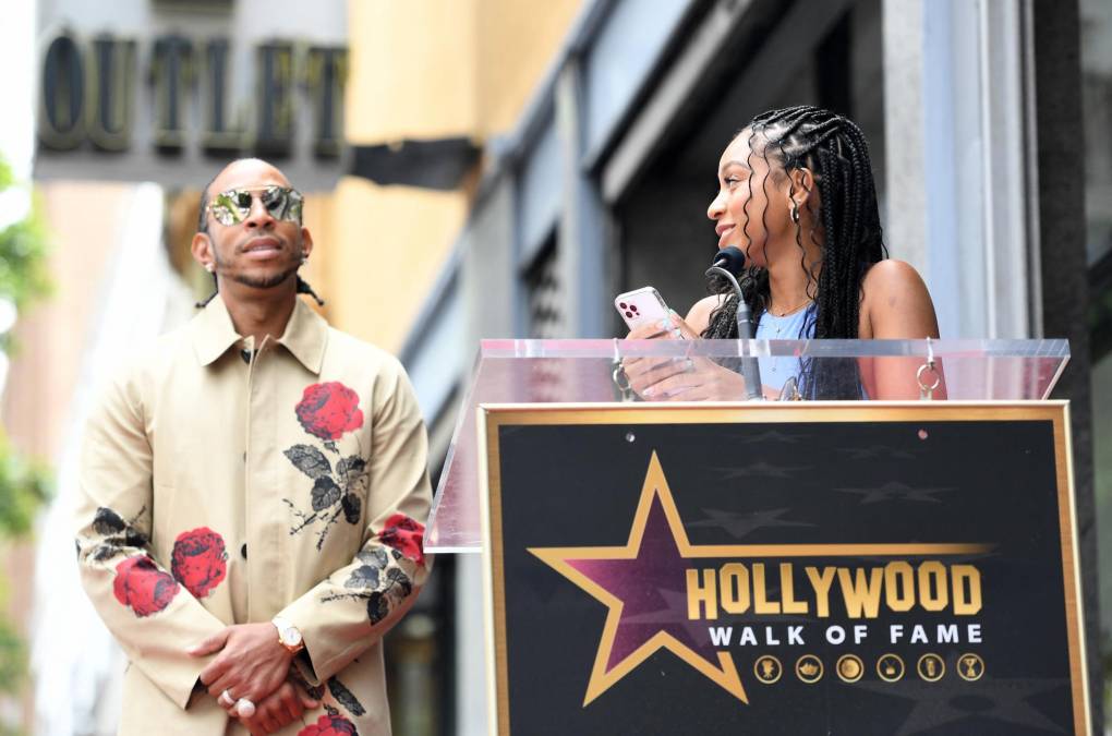 Su hija mayor, Karma Bridges, le dijo a su padre que se perdería la ceremonia por un compromiso educativo, solo para sorprenderlo en la ceremonia. “Solo voy a decir, estoy feliz de tener estas gafas de sol en este momento”, dijo Ludacris al micrófono, refiriéndose a sus lágrimas después de que Karma dio un discurso.