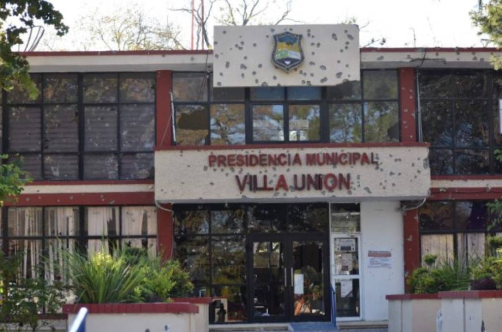 Narcedalia Padrón Arizpe, alcaldesa de Villa Unión, informó que antes del mediodía 'empezaron las ráfagas y a escucharse explosivos de granadas' por todo el poblado.