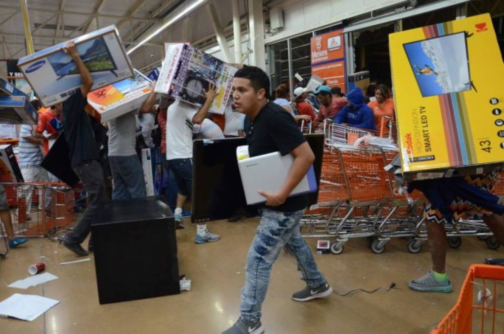 Unas 70 personas armadas con tubos y varillas y palos irrumpieron en una tienda de la capital mexicana donde saquearon electrodomésticos y otros productos.