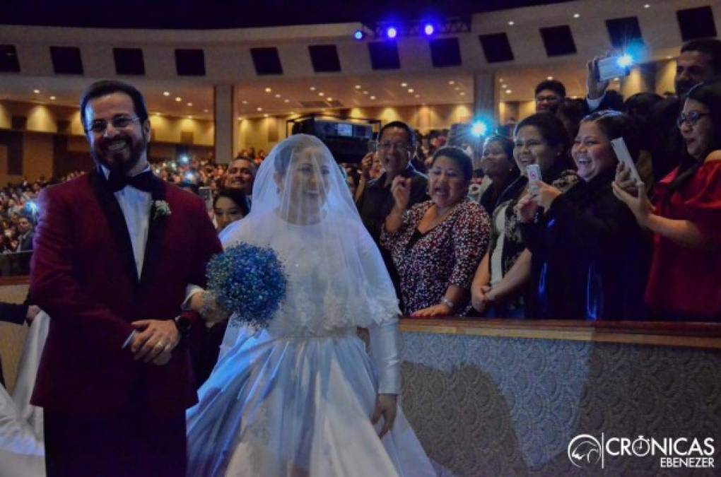 Mientras su padre la llevaba de la mano hacia el altar, él avanzaba un paso y retrocedía cuatro, dado que así dijo que lo haría el día que su hija contrajera nupcias, lo cual provocó risas entre los asistentes.