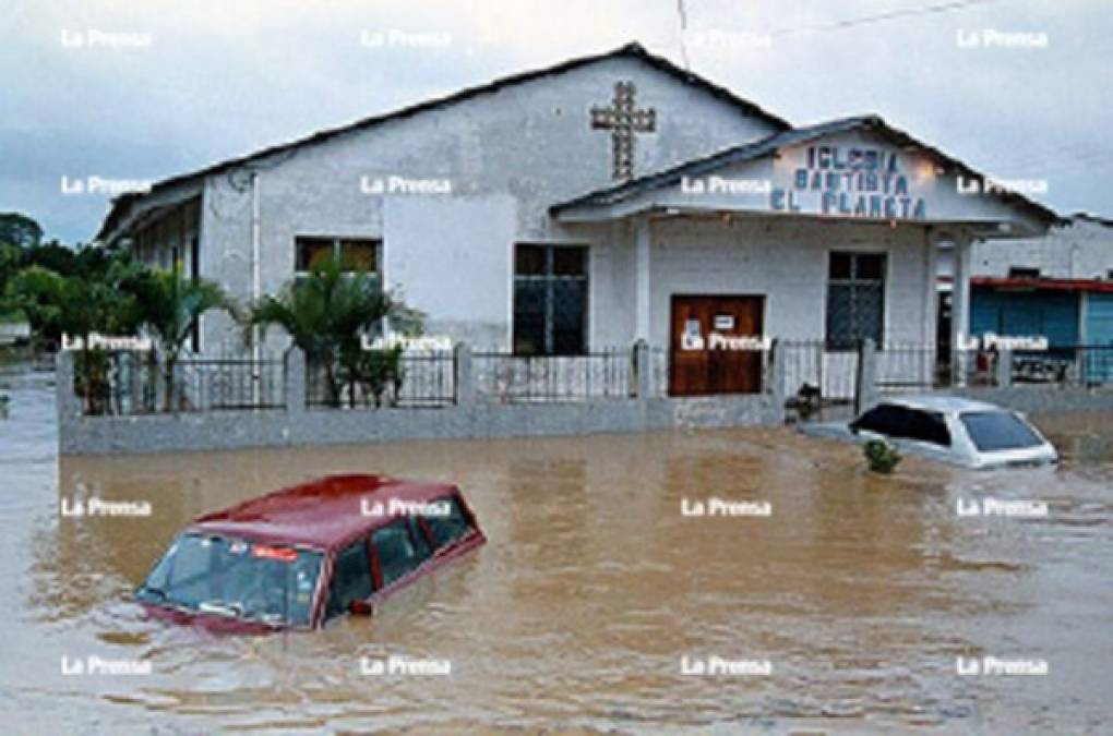 Colonia Planeta, La Lima. Durante. Decenas de vehículos permanecieron sumergidos en las calles tras el desbodarmiento del río Chamelecón Después. Con las últimas lluvias, en esta calle (frente a la Iglesia Bautista El Planeta) se han formado lagunas.