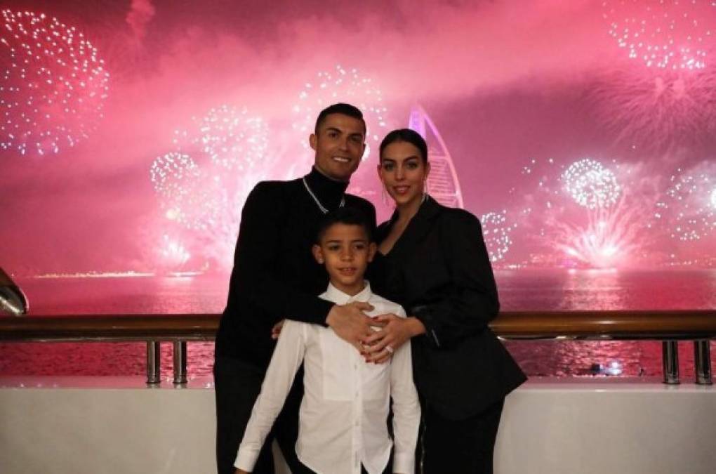 Cristiano y Georgina incluso recibieron el 2019 en Dubái. <br/><br/>'Feliz 2019, mi gente!!! Estaba tan a gusto disfrutando con mi familia y amigos que no pasé por Instagram para felicitaros el Año Nuevo!!! 🙏 Fue una noche mágica... Gracias mi amor @cristiano por una noche de ensueño y por hacerme feliz cada segundo vivido junto a ti en el 2018. Nos muestras tu gran corazón a tu familia, amigos y a los que más lo necesitan. Mi mayor deseo para este 2019 es que nuestra familia tenga salud y nos amemos cada día más que el anterior. No quiero dejar pasar más tiempo para dar las gracias también a aquellas personas que me muestran su apoyo y cariño, y desearos a todos un 2019 repleto de salud, amor y felicidad! ❤❤❤ Vamos a por el año nuevo con ganas y mucha energía positiva!!!', escribió la joven de 24 años junto a una foto de ella con Cristiano y Jr.