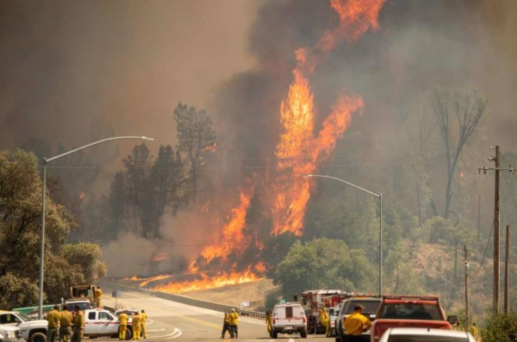 Las autoridades han evacuado ya a cerca de 38.000 vecinos en el condado de Shasta debido al incendio Carr, que ya ha arrasado cerca de 39.000 hectáreas y solo un 17% del fuego está controlado.
