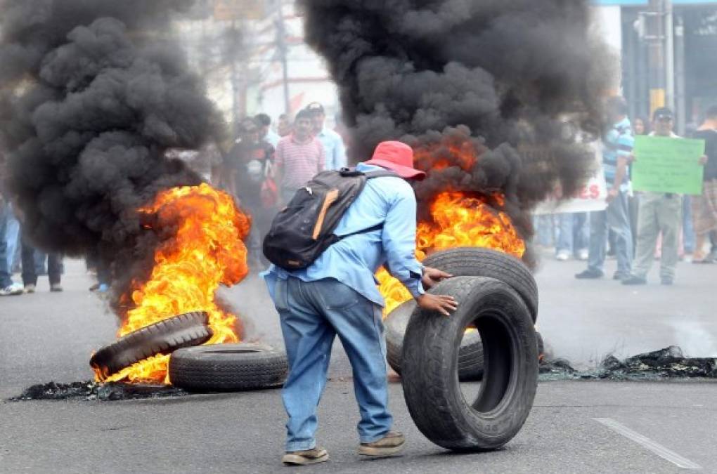 Durante las protestas hubo quema de llantas en plena vía lo que dificultó la circulación.