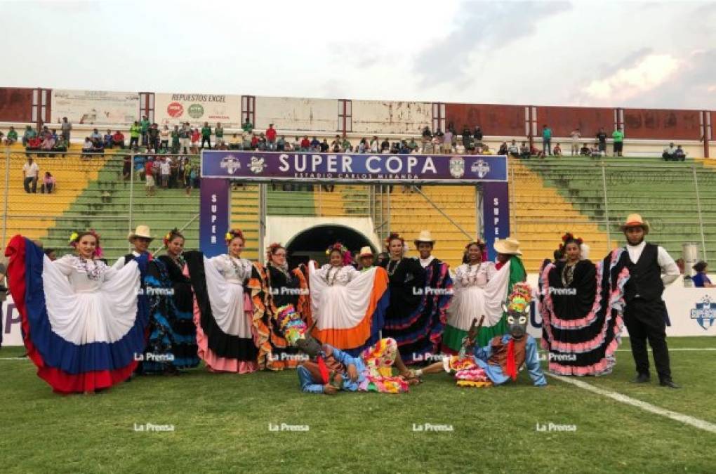 También estuvo presente un cuadro de danza de folklore hondureño.