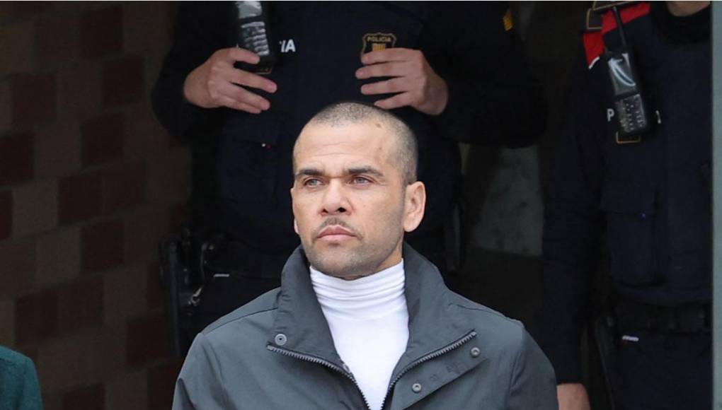 Dani Alves, condenado por violación en España, salió el lunes en libertad provisional de la cárcel tras pagar una fianza de 1 millón de euros (1,1 millones de dólares).