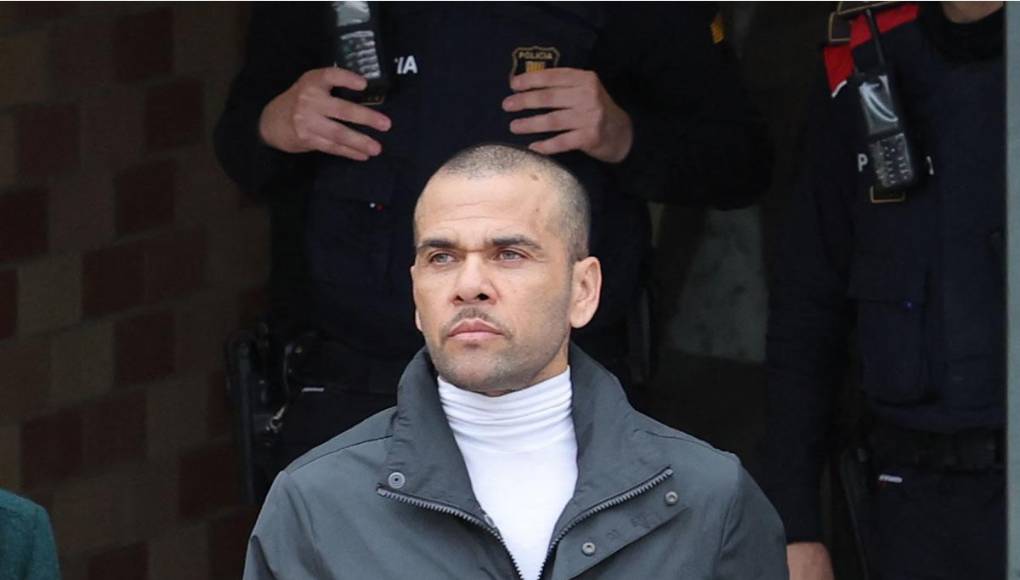 Dani Alves, condenado por violación en España, salió el lunes en libertad provisional de la cárcel tras pagar una fianza de 1 millón de euros (1,1 millones de dólares).