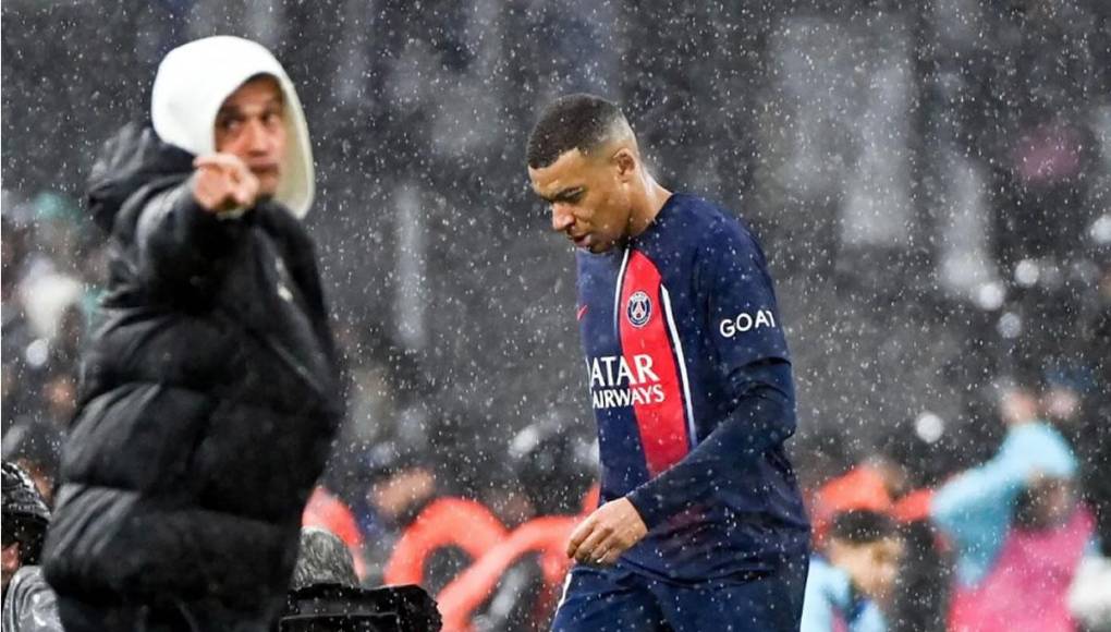 Tal fue la frustración del futbolista que ni volteó a ver a Luis Enrique, pasó por un lado y se marchó directo a los vestuarios.