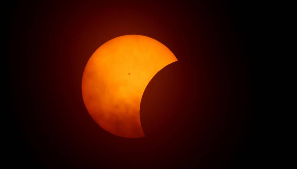 Vista del eclipse solar esta tarde en Fort Worth, Texas. 