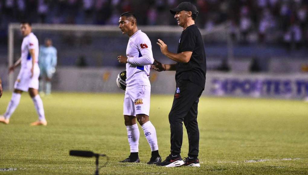 Pedro Troglio junto a Carlos ‘Mango’ Sánchez durante un lance del partido.