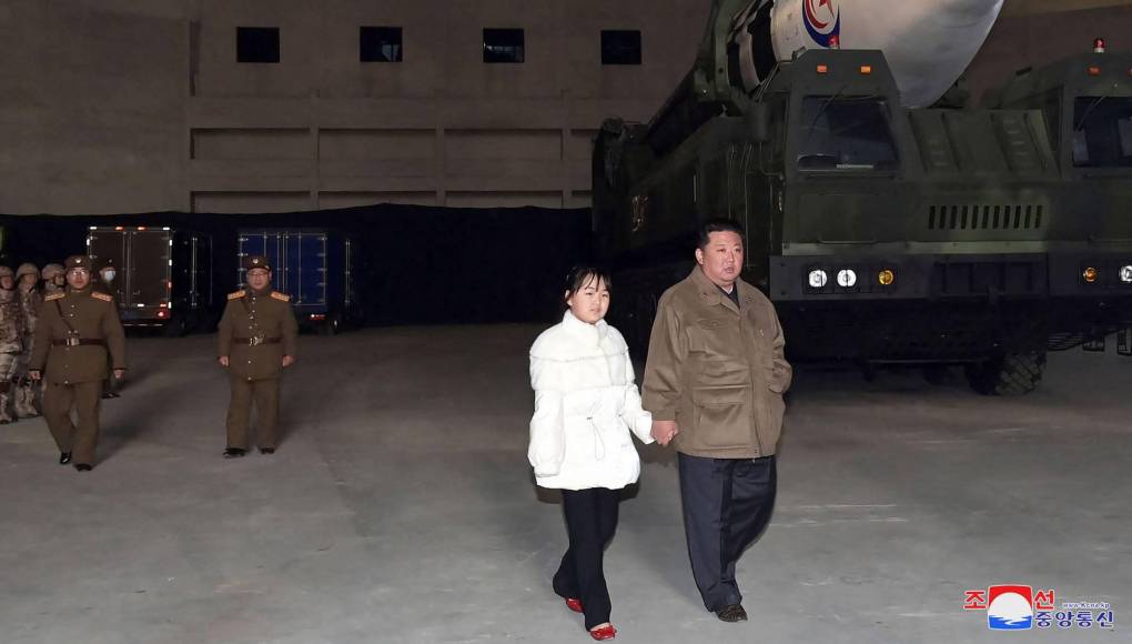 Ju Ae fue presentada por primera vez al mundo por los medios oficiales norcoreanos en 2022, cuando acompañó a su padre al ensayo de un misil balístico intercontinental. 