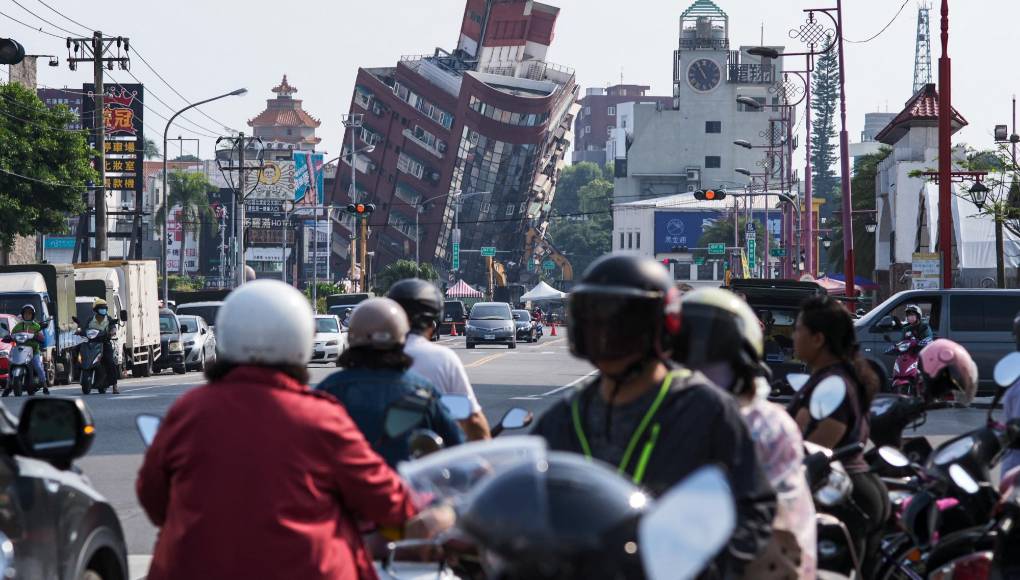 En la ciudad de Hualien, un edificio acristalado se convirtió en emblema del sismo al quedar en un ángulo imposible de 45 grados por el aplastamiento de parte de su primera planta.