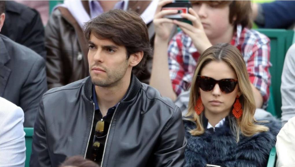 “Kaká se convierte para los hombres en nuestra Shakira... Pero no haremos canciones de venganza, solo estaremos tristes” y “Empezamos mal el día. Como vas a dejar a Kaká por ser demasiado perfecto. Que tontería. Sálganse de Twitter, quiero estar sólo”, entre otros comentarios.