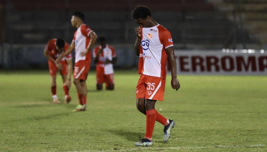 Los jugadores del Vida salieron con rostros tristes y cabizbajos por la tercera derrota consecutiva en el Torneo Clausura 2024.