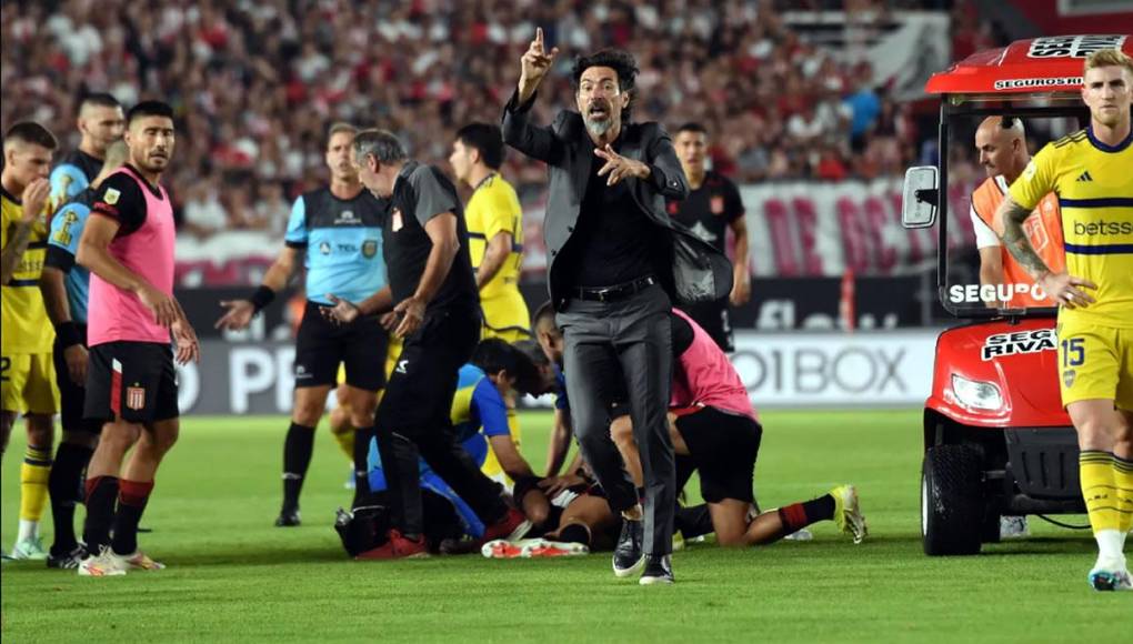El entrenador de Estudiantes, Eduardo Domínguez, corriendo desesperado a pedir el ingreso de la ambulancia.