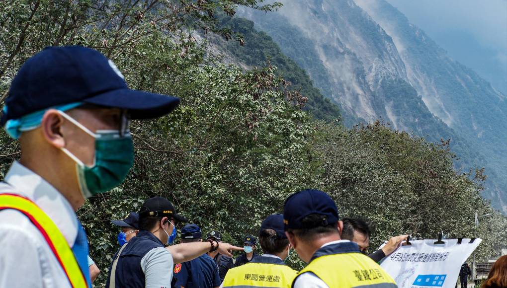 Varios rescatistas han tenido que pasar a pie al parque debido al mal estado de las carreteras y los caminos, y se espera que vayan encontrando a los transeúntes varados en las próximas horas.
