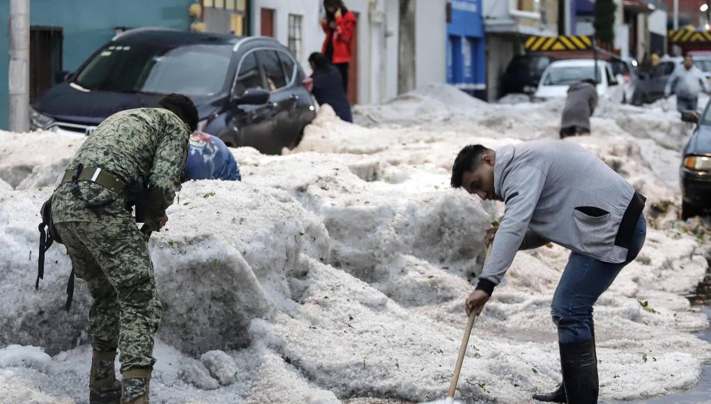 Una tormenta eléctrica, con fuertes lluvias y caída de granizo, dejó calles inundadas, enormes bloques de granizo y múltiples daños materiales en la ciudad mexicana de Puebla, capital del estado homónimo. 