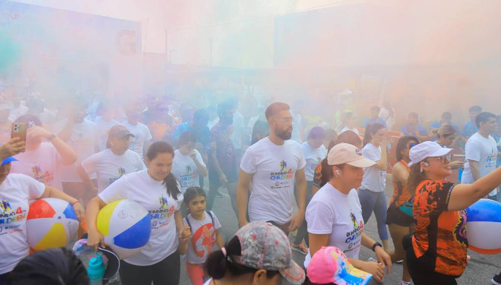 Las pelotas de playa a lo largo del recorrido y el humo de colores le dieron un toque divertido a la carrera.