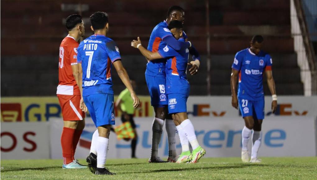 Yustin Arboleda marcó el segundo gol del Olimpia y celebró abrazando a Edwin Rodríguez.