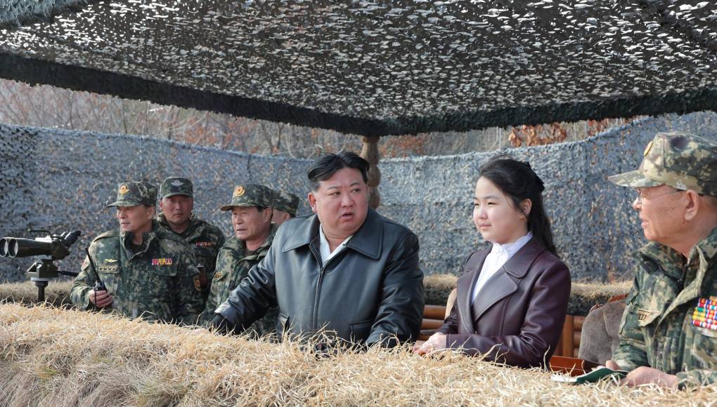 “Los grandes guías, junto con mandos del Partido, el gobierno y el ejército, visitaron la granja”, afirma la versión inglesa del artículo, acompañada de imágenes del líder norcoreano y su hija. 