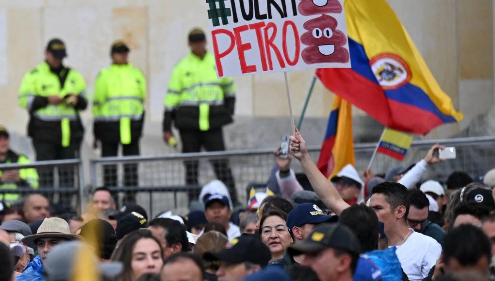Con 60% de desaprobación, según la encuestadora Invamer, el mandatario ha ido perdiendo apoyo de las fuerzas políticas en el Congreso y también en la plaza pública donde suele ser muy activo.