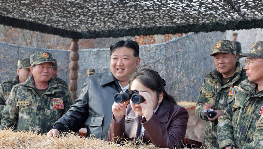 “Este nivel de adoración personal a <b>Kim</b> Ju Ae apunta fuertemente a que sucederá a <b>Kim</b> <b>Jong</b> Un como próxima líder de Corea del Norte”, afirmó Cheong. 