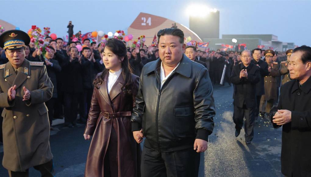 Medios estatales norcoreanos se refirieron este fin de semana a la hija adolescente del líder <b>Kim</b> <b>Jong</b> Un como una “gran guía”, un término que apunta a un posible estatus de sucesora al frente del régimen, según analistas. 