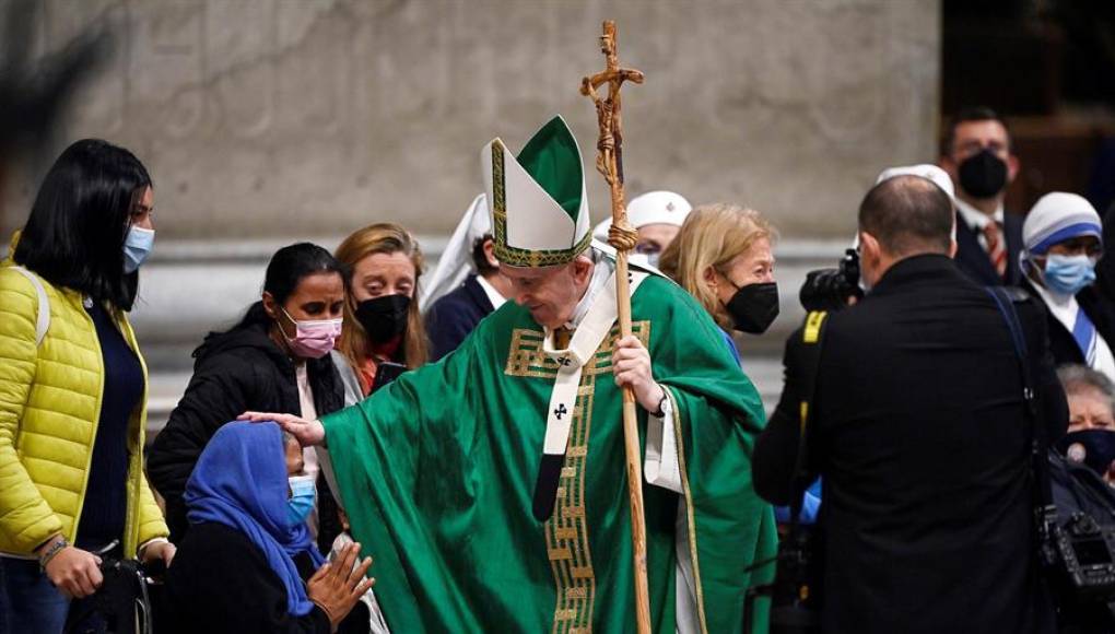 El papa pide “gestos concretos” para dar “esperanza y dignidad” a los débiles