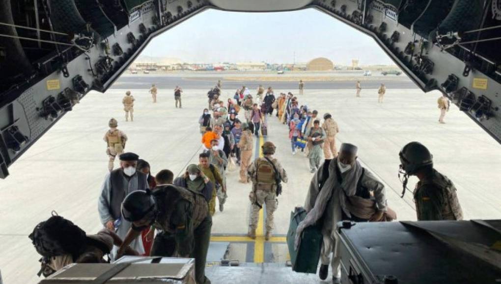 Talibanes exigen a EEUU cesar evacuación de afganos