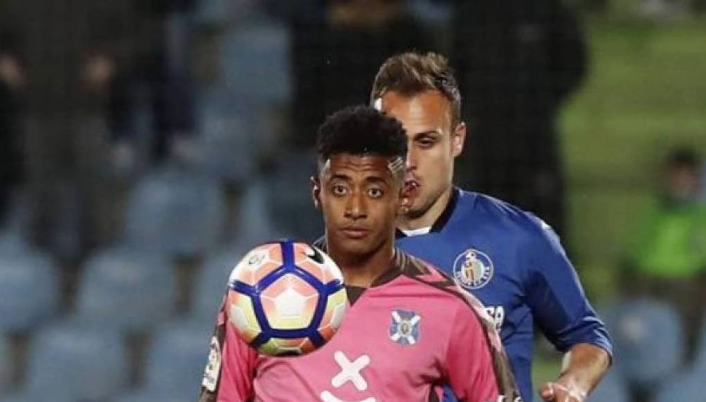 En el Tenerife jugó 66 partidos de liga con 20 goles y en Copa disputó dos partidos sin goles.