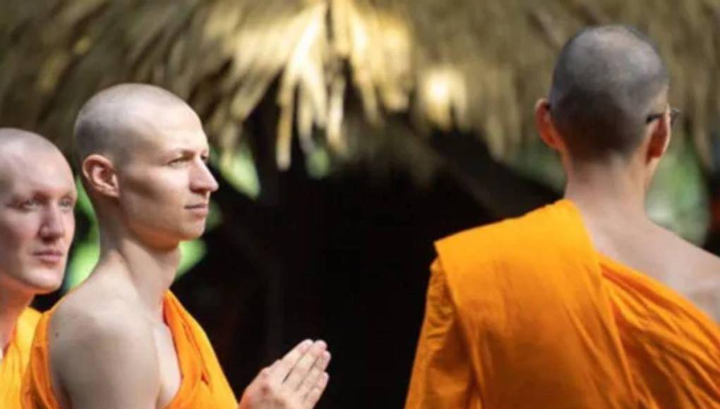 “La mayoría de las personas nunca se harán esta idea de cuál es el propósito de la vida; los que sí lo hacen, a menudo creen que ser financieramente libres o famosos los hará felices”, escribió el joven sueco.