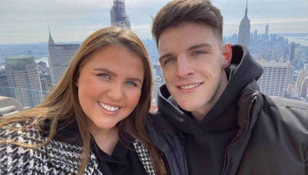 El futbolista y la joven inglesa se conocieron cuando asistían al mismo instituto y según portales británicos, comenzaron a salir cuando apenas tenían 17 años.