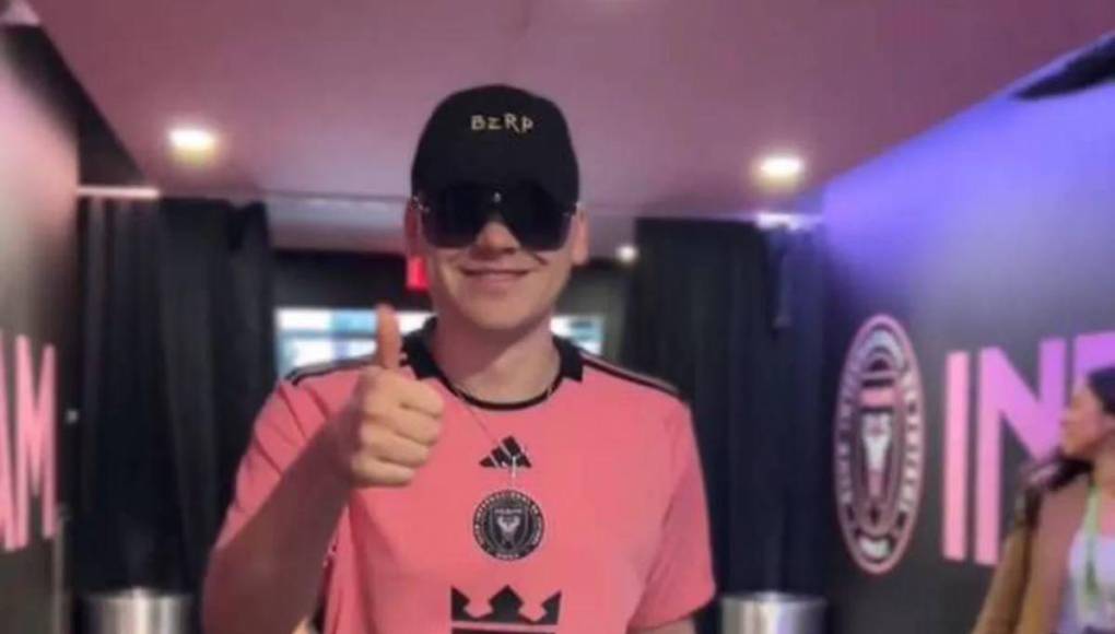 La cuenta oficial del Inter Miami compartió un video especial por la visita del DJ. En el mismo se podía ver la llegada del ‘Biza’ al estadio, su recorrido por los pasillos y el encuentro que tuvo con el capitán del equipo que dirige Gerardo Martino.