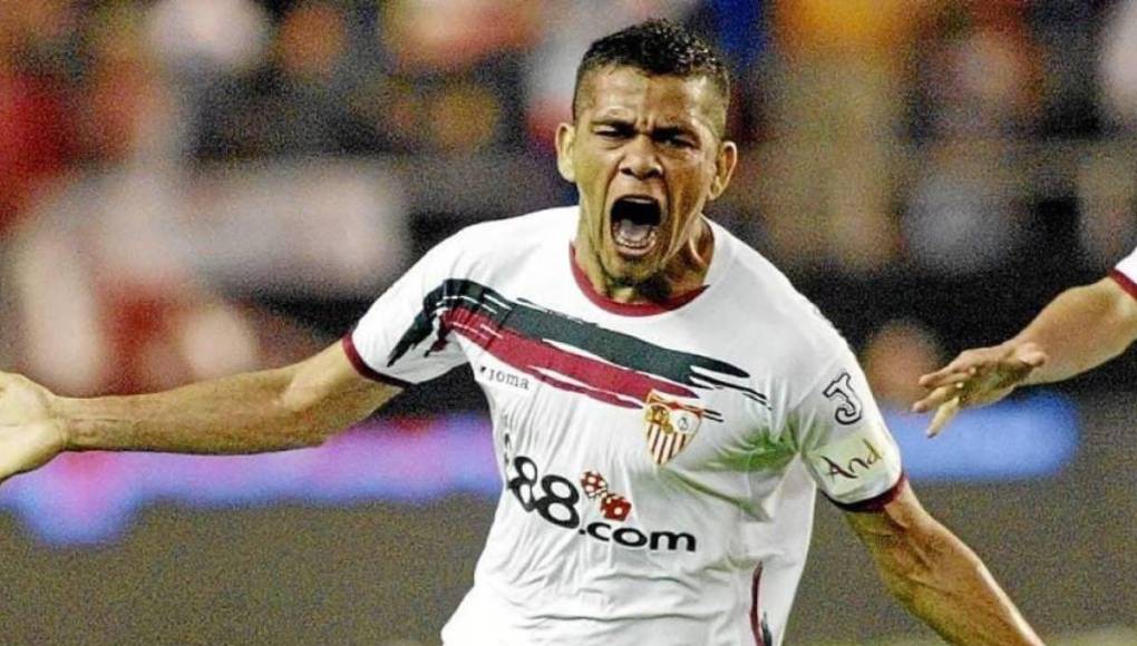 En los años 2005-2007, el Sevilla tenía un equipo de lujo y que empezaba a competir con el FC Barcelona y Real Madrid de los Galácticos.