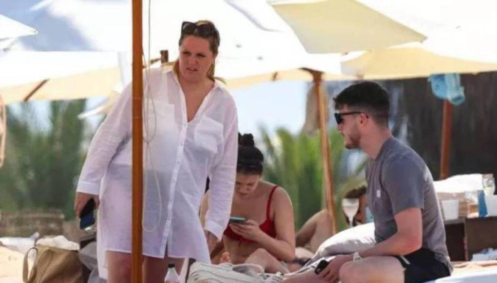 Y es que, la pareja del jugador del Arsenal fue víctima de comentarios desagradables que la forzaron a cerrar sus perfiles públicos.