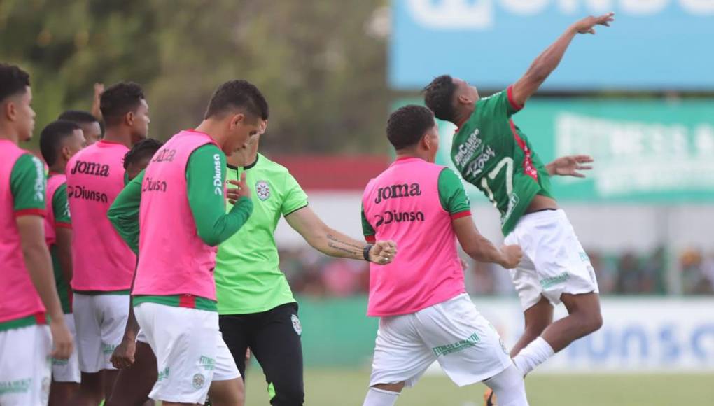 El júbilo de los integrantes del Marathón celebrando la victoria sobre Olimpia al final del partido.