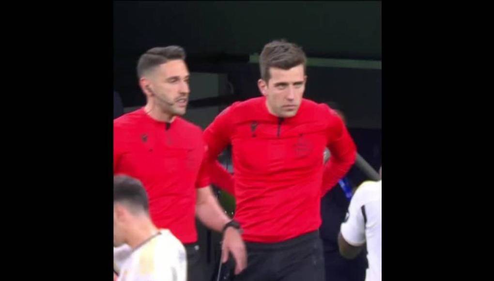 En ese momento, el cuarto árbitro designado para el encuentro, Carlos Fernández Buergo, del Comité Asturiano y de solo 29 años, saltó al césped para estrenarse como árbitro principal en Primera División, en el estadio Santiago Bernabéu.