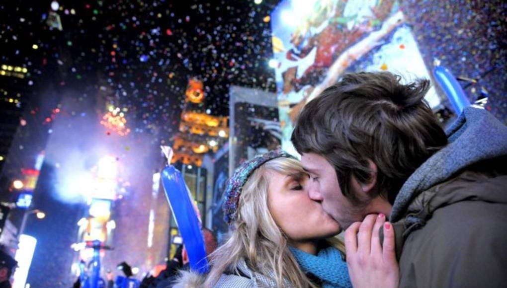 Cinco cábalas que puedes realizar en pareja para recibir el 2015