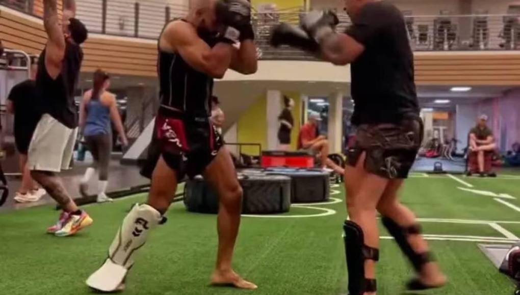 Además, subió una serie de videos en los que practica algunos golpes de kick boxing con su entrenador personal.