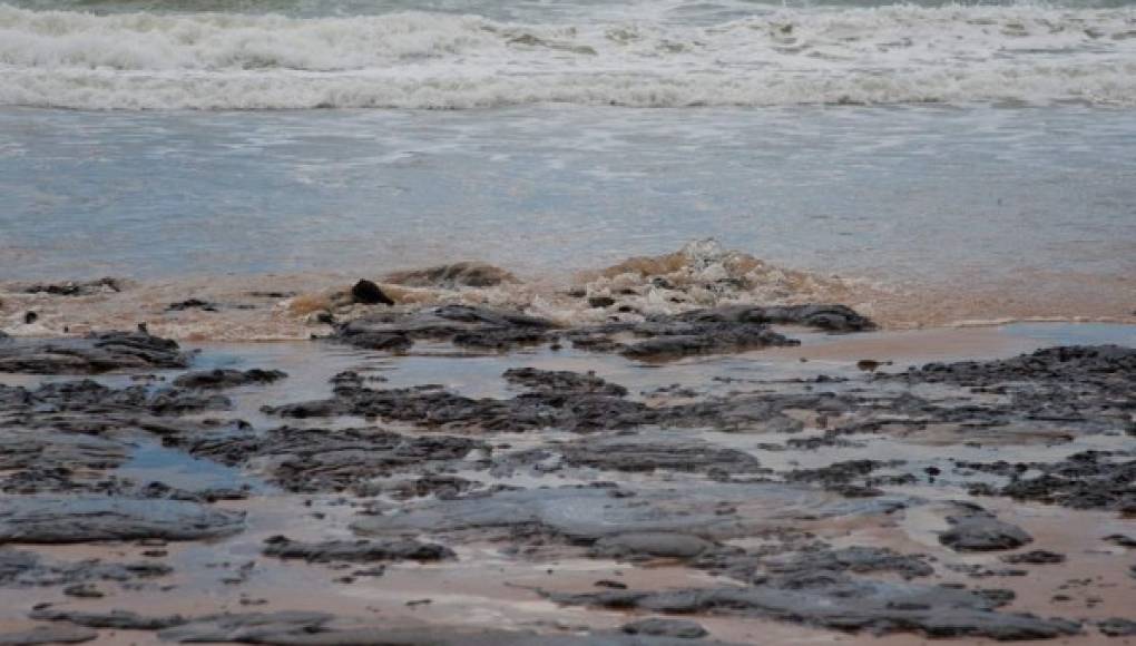 Brasil investiga misterioso derrame petrolero en sus playas