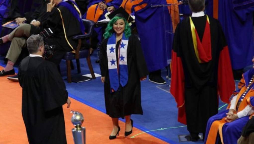 Hondureña se gradúa con honores en universidad de EEUU