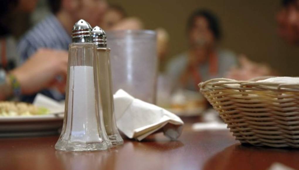 Si come mucha sal afectará su salud