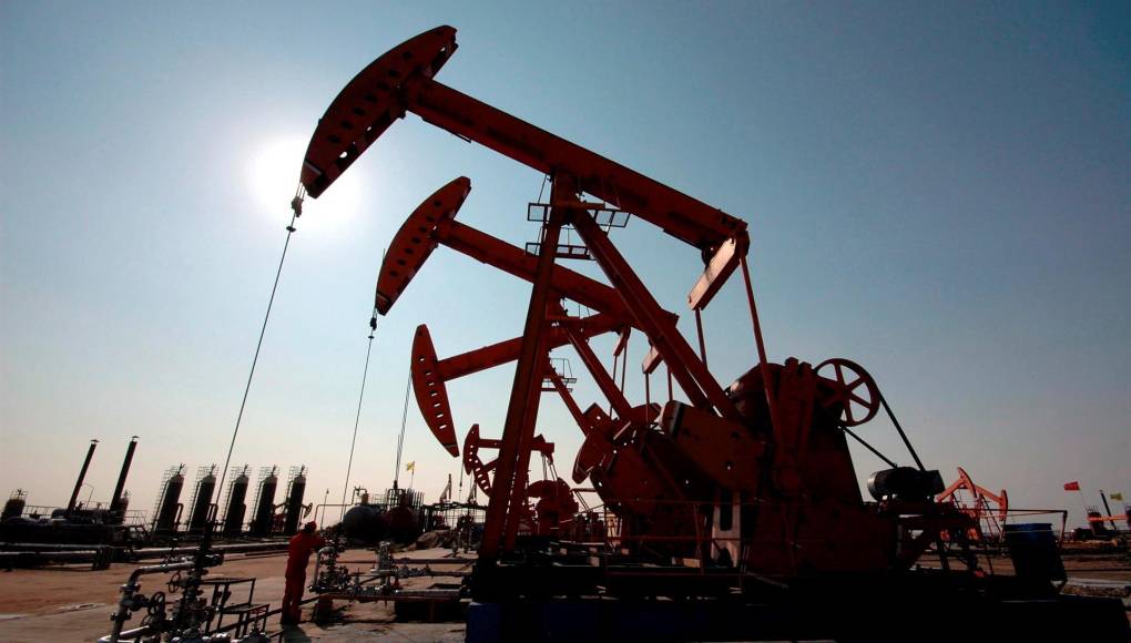 Reservas comerciales de petróleo caen más de lo esperado en EEUU