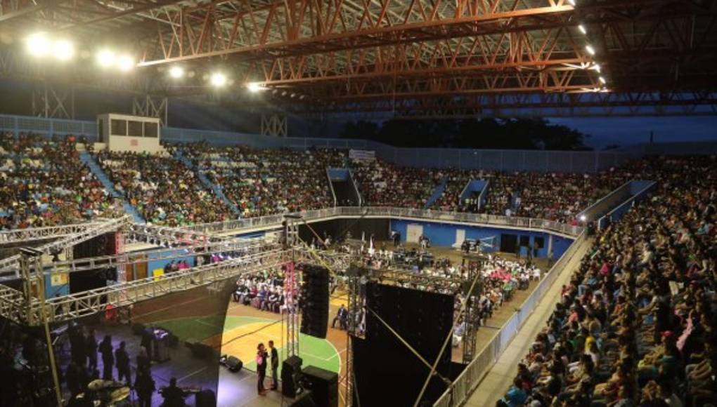 Miles acuden a la jornada cristiana Dios es Real en San Pedro Sula