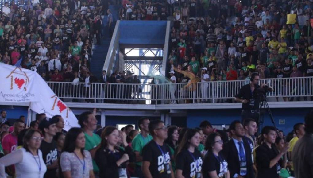 Miles acuden a la jornada cristiana Dios es Real en San Pedro Sula
