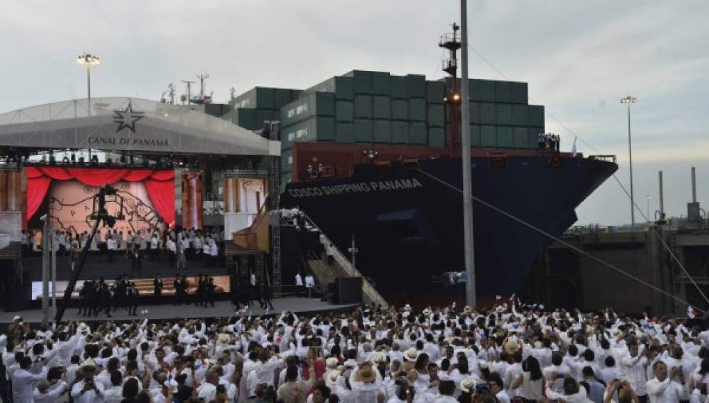 Panamá entra a la historia al estrenar canal renovado