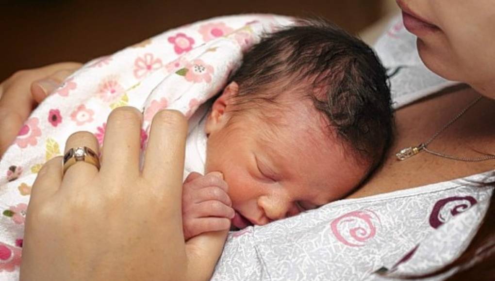 El contacto piel a piel podría reducir el riesgo de mortalidad de los bebés prematuros